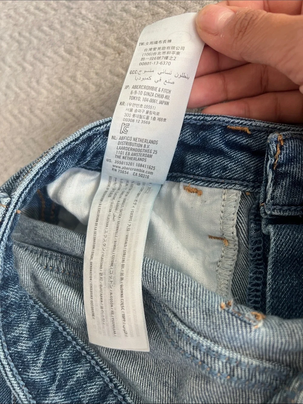 NWOT Hollister Ultra High Rise Mom Jeans Dark Wash Size 5R 27 Distressed